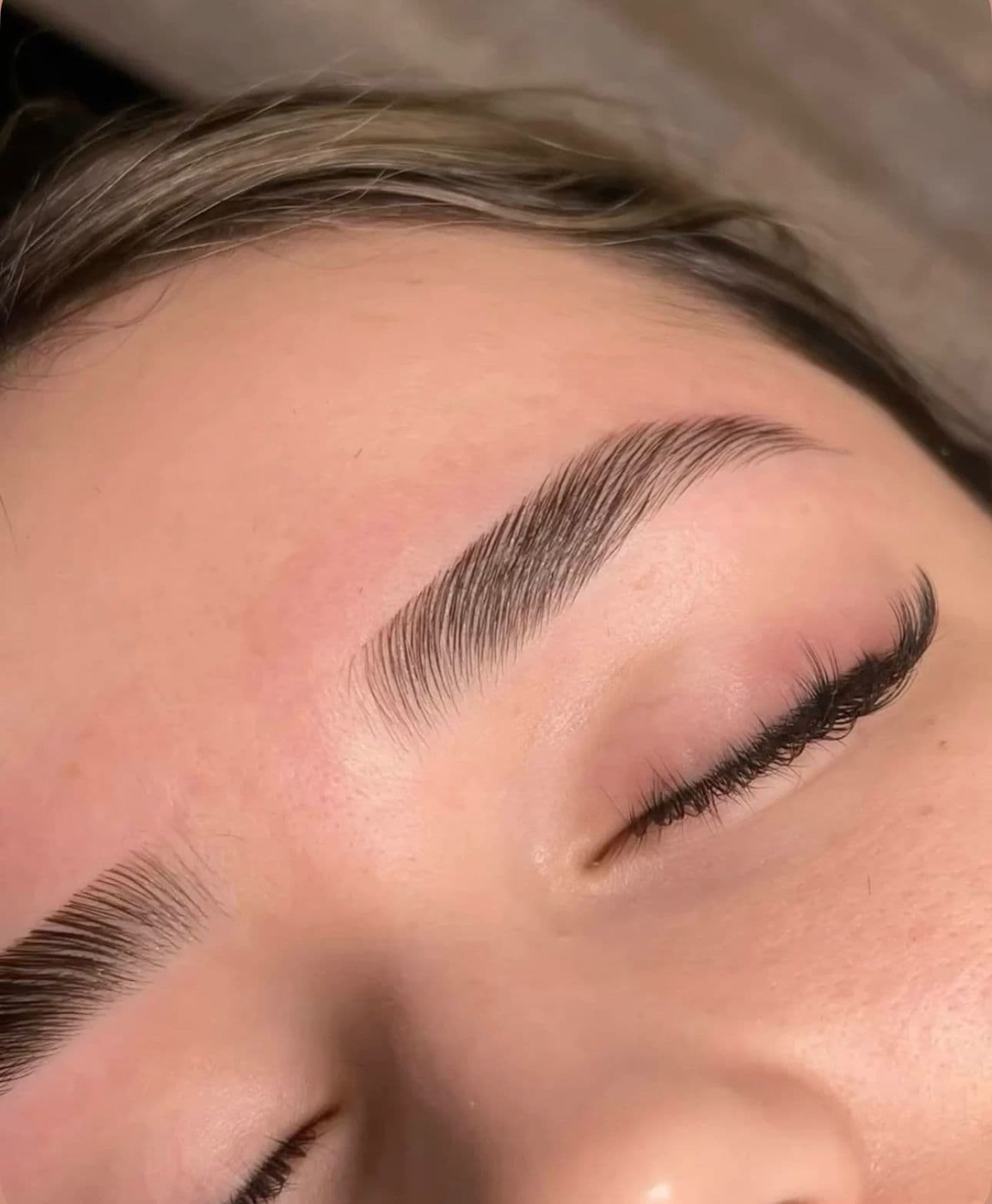 Épilation et restructuration des sourcils